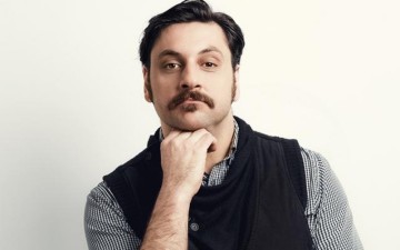 Γνωστός Ροδίτης ηθοποιός δούλευε σε κοτέτσι για τα προς το ζην