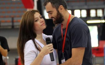 Η πρόταση γάμου στο Ολυμπιακός – Κολοσσός, μπροστά σε 3.000 άτομα