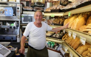 Ο φούρναρης που βοηθάει τους πρόσφυγες