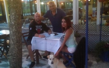Ζευγάρι γερμανών ήρθε διακοπές στη Ρόδο και υιοθέτησε αδέσποτο σκυλάκι