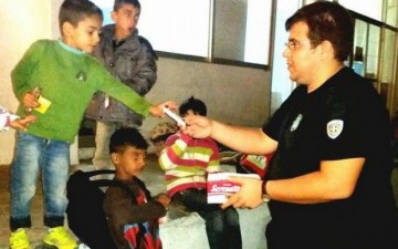 Λιμενικός στην Κάλυμνο μοίρασε σοκολάτες στα προσφυγόπουλα