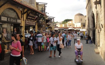 Αντίθετοι οι ξενοδόχοι για τα βιομετρικά στοιχεία