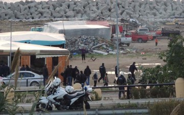 Συντονισμένη έφοδος Αστυνομίας – Λιμενικού στον καταυλισμό αθίγγανων