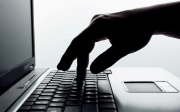 Καρπάθιος κατηγορείται για τη  διακίνηση πορνογραφικού υλικού