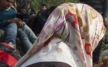 Συγκλονιστική μαρτυρία: Mάνα παραμονεύει έξω από το νεκροτομείο της Καλύμνου και όποτε βρει ευκαιρία αλλάζει πάνες στο νεκρό παιδί της