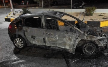 Ρόδος: Καταστράφηκε ολοσχερώς το αυτοκίνητο που τυλίχθηκε στις φλόγες (φωτορεπορτάζ)