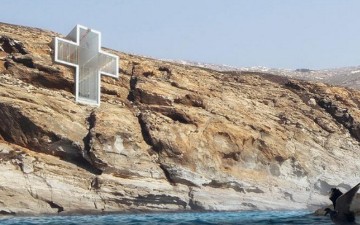 Μια εκκλησία-σταυρός στα βράχια της Σερίφου από Ροδίτες αρχιτέκτονες