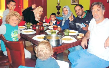 Μια οικογένεια Έλληνες  και Σύροι στη Λέρο