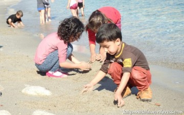 Όταν η θάλασσα είναι καλή  με τα προσφυγόπουλα