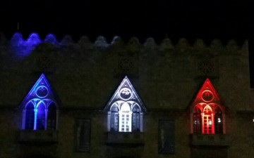 Στα χρώματα της Γαλλίας φωταγωγήθηκε απόψε το κτήριο της Περιφέρειας στη Ρόδο