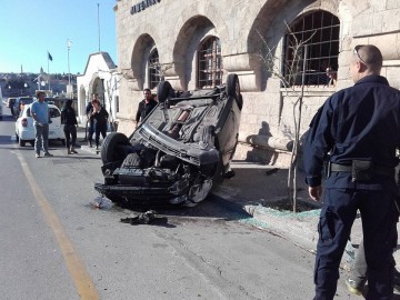 Συμβαίνει τώρα: Αυτοκίνητο αναποδογύρισε μπροστά στην είσοδο του Λιμανιού