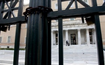 Με πλαστά πτυχία 15 μόνιμοι υπάλληλοι της Βουλής