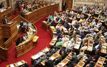 Διάλογος Κρεμαστινού – Τσακαλώτου στην Ολομέλεια για τη φορολόγηση των επενδύσεων