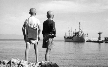 Δυο αγόρια σε φωτογραφία του 1952 αναζητούνται από τους «Riches» στη Ρόδο