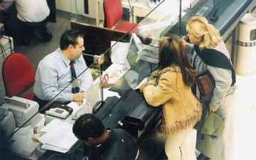 Πρόστιμο στις τράπεζες αν διαπιστωθεί παράνομη χρέωση