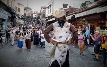 Ένας μαθητής καταθέτει ιδέες  για το Μεσαιωνικό Φεστιβάλ Ρόδου