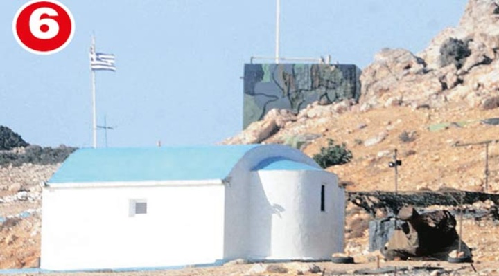 Στη Νο 6 φωτογραφία είναι η εκκλησία που έστησαν στην νήσο Πλατιά, η εκκλησία του Αγίου Νικολάου… Δίπλα το πυροβόλο.