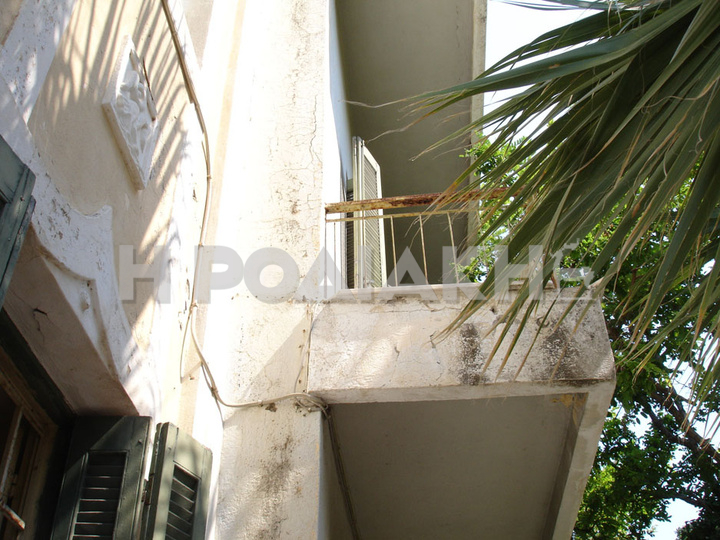 Ακόμη και τα μπαλκόνια του κτιρίου έχουν διαβρωθεί