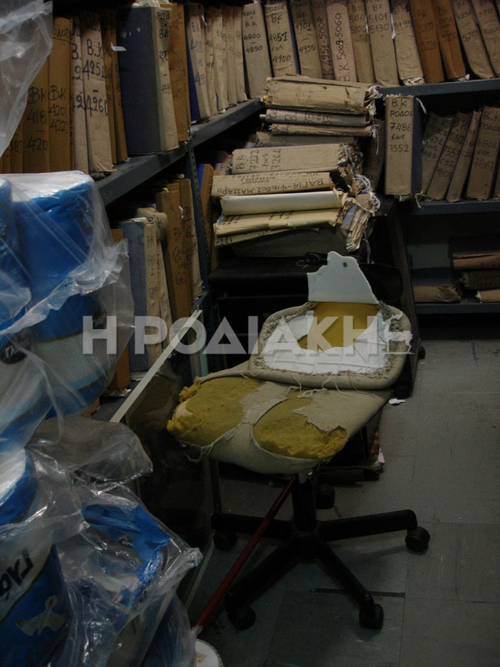 Το αρχείο της ΚΥΔ όπου ακόμη και οι καρέκλες είναι γεμάτες φακέλους!
