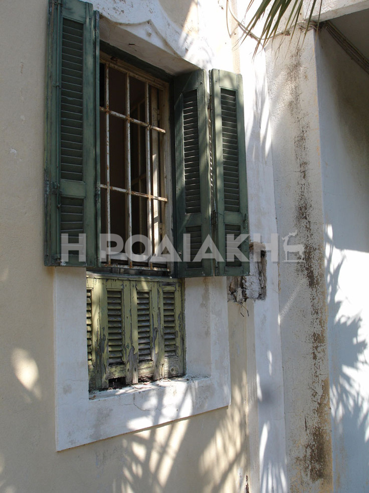 Τα ξύλινα κουφώματα είναι κατεστραμμένα και οι σιδεριές στα παράθυρα σκουριασμένες