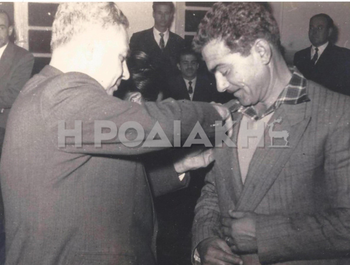 Ο πρώτος εφημεριδοπώλης της Ρόδου Γιώργος Ξίπας  τιμάται από το δήμαρχο Μιχαήλ Πετρίδη σε ειδική εκδήλωση