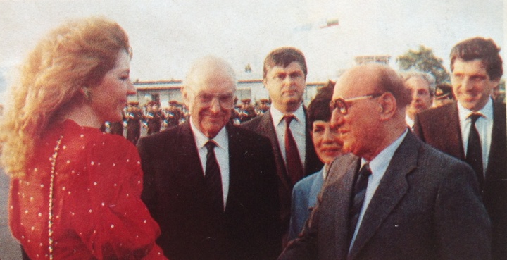 Ο Ανδρέας Παπανδρέου και οι Δήμητρα Λιάνη σ’ ένα “διάλειμμα” της Συνόδου Κορυφής  της ΕΟΚ που έγινε στη Ρόδο το 1988. Στο βάθος ο Γιάννος Παπαντωνίου