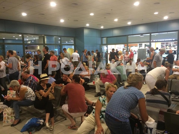 Εκατοντάδες είναι οι επιβάτες που παραμένουν εγκλωβισμένοι στο αεροδρόμιο της Ρόδου, χωρίς να ξέρουν πότε θα ταξιδέψουν