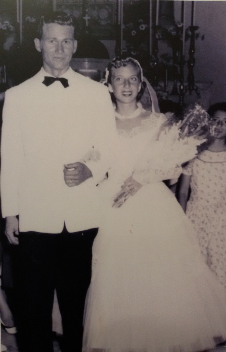 Το αμερικάνικο νυφικό που φόρεσε η πρώτη Ροδίτισσα που παντρεύτηκε Courier-αγόρι.  Το νυφικό αυτό φορέθηκε  συνολικά από έξι νύφες