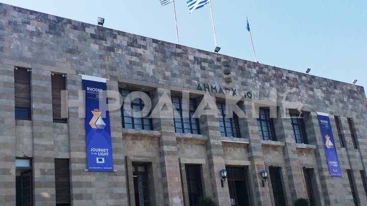 Τα banner με τα το λογότυπο της πολιτιστικής πρωτεύουσας κοσμούν από χθες το Δημαρχείο...