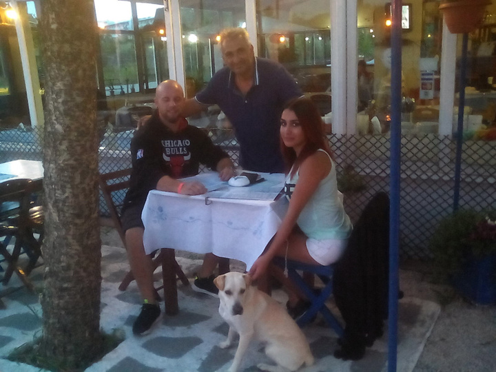 Το ζευγάρι των γερμανών μαζί με το σκυλάκι που υιοθέτησαν και τον ιδιοκτήτη του εστιατορίου Pegasus
