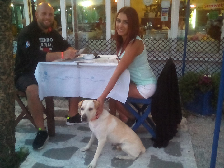  Το ζευγάρι ευτυχισμένο μαζί με την Lola τους