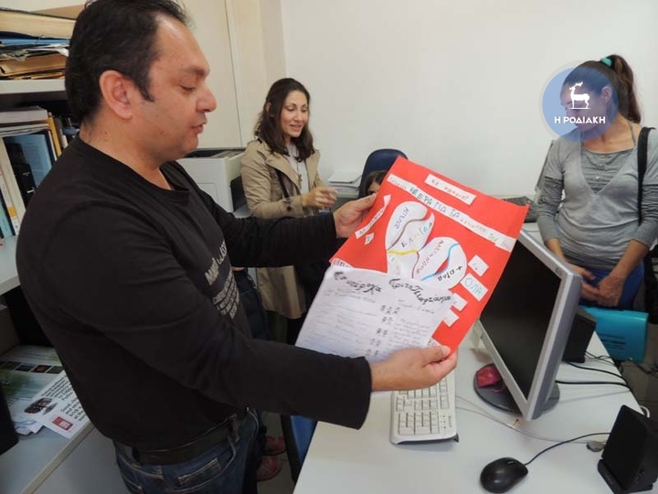 Οι μαθητές παρέδωσαν στον κ. Μαστή  την σχολική τους εφημερίδα και το κολάζ που έφτιαξαν