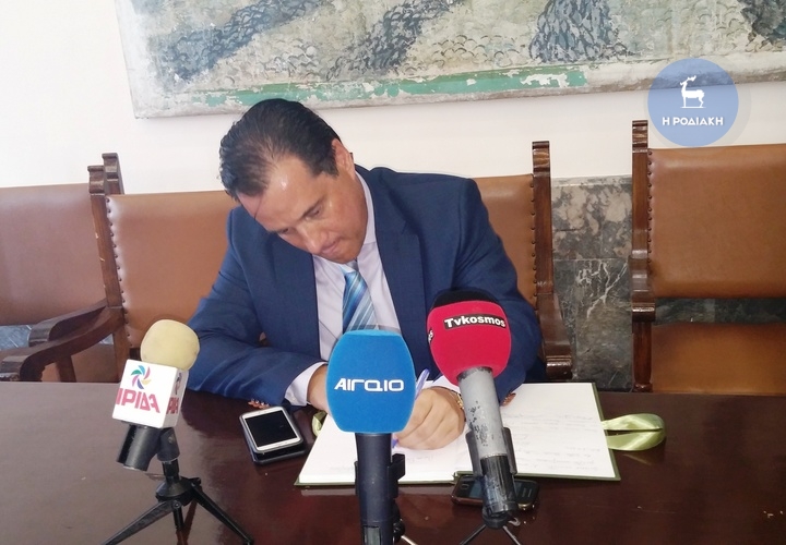 Ο κ. Γεωργιάδης γράφει στο βιβλίο εντυπώσεων του Δήμου Ρόδου κατά την επίσκεψή του εδώ...