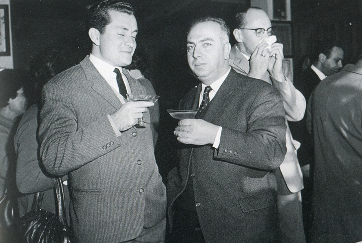 n Ο οινολόγος Τάσος Χατζησταματίου μαζί με τον Νίκο Σεβαστάκη (αριστερά) που ήταν τότε στις δημόσιες σχέσεις της ΚΑΙΡ