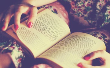 Το διάβασμα μας βοηθά  να ξεπερνάμε τη θλίψη μας  και να επουλώνουμε τα τραύματά μας