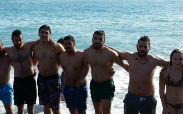 Ο τυχερός που έπιασε τον σταυρό στο Γεννάδι και η νεαρή που βούτηξε στα παγωμένα ύδατα (φωτορεπορτάζ)