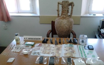 Κοκαΐνη, ναρκωτικά χάπια, σουγιάδες κι ένας αμφορέας