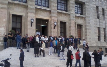 Νέα συγκέντρωση διαμαρτυρίας αυτή την ώρα από τους Κοσκινιάτες έξω από το Δημαρχείο της Ρόδου