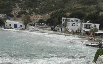 Άγρια ομορφιά από την κακοκαιρία σήμερα στο Αγαθονήσι (φωτορεπορτάζ)
