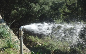 Βίντεο: Δεκάδες χαμένα κυβικά νερού στη Λίνδο από διαρροή