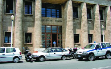 Οκτώ άτομα κατηγορούνται για τη διαθήκη της 91χρονης