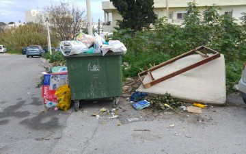 Η συνήθης εικόνα των σκουπιδιών στις γειτονιές μας