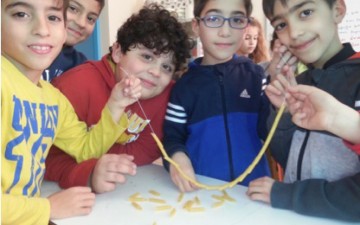 Κοσμήματα από... ζυμαρικά φτιάχνουν οι μαθητές του 1ου Δ.Σ. Ιαλυσού