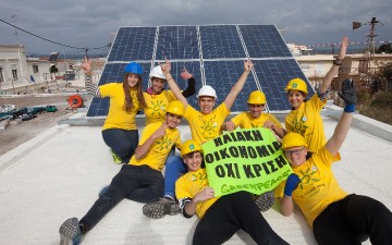 Εγκαταστάθηκαν τα δύο φωτοβολταϊκά  από την Greenpeace σε Ψίνθο-Παραδείσι