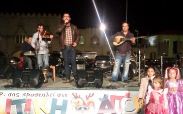 Αρκετός κόσμος στην πλατεία Δημαρχείου της Ρόδου για την Τσικνοπέμπτη