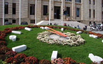 Τσαλαπάτησαν το υπέροχο ρολόι της Πλατείας Δημαρχείου