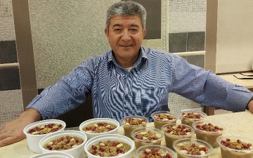 Ο Ρετζέπ που κάνει τον Ασουρέ, το μοσχοβολιστό νηστίσιμο επιδόρπιο!