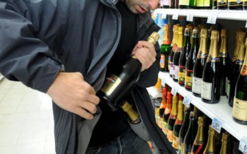 Συνελήφθη επ' αυτοφώρω 20χρονος να κλέβει φιάλες ποτών από σούπερ μάρκετ