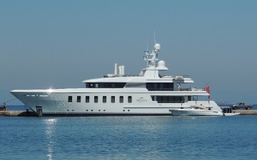 Πολυτελές γιοτ  στο λιμάνι της Ρόδου