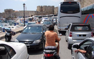 Φεύγουν τα πούλμαν από τα τείχη της Μεσαιωνικής Πόλης